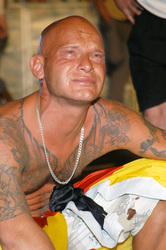 Enttäuschter deutscher Fan auf der Fanmeile am Brandenburger Tor