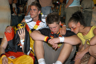 Enttäuschte deutsche Fans auf der Fanmeile am Brandenburger Tor