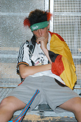 Enttäuschter deutscher Fan auf der Fanmeile am Brandenburger Tor