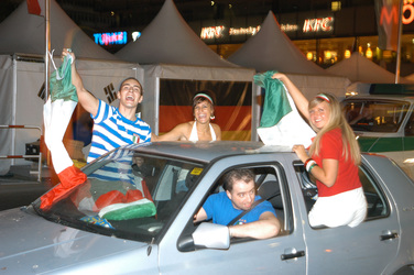 Italienische Fans auf der Fanmeile am Brandenburger Tor