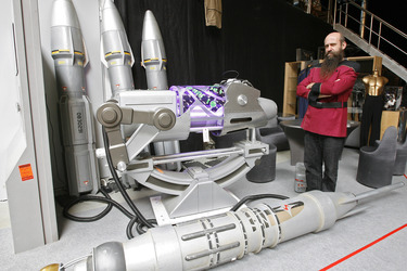 Martin Netter mit intergalaktischen Waffen aus 'Star Trek: Enterprise'