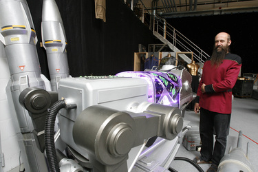 Martin Netter mit intergalaktischen Waffen aus 'Star Trek: Enterprise'