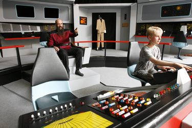 Martin Netter mit Besucher auf der Brücke vom Raumschiff Enterprise aus 'Star Trek: The Original Series'