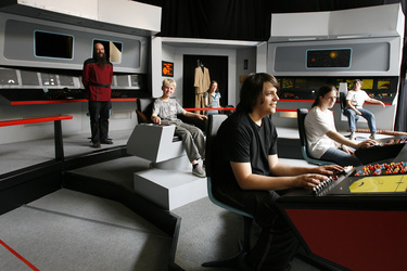 Martin Netter mit Team und Besuchern auf der Brücke vom Raumschiff Enterprise aus 'Star Trek: The Original Series'