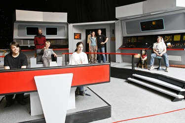 Martin Netter mit Team und Besuchern auf der Brücke vom Raumschiff Enterprise aus 'Star Trek: The Original Series'