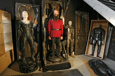 Martin Netter in einem Borg Alkoven mit der Borg Queen aus 'Star Trek: First Contact'