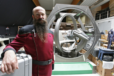 Martin Netter vor einem Suliban Raumschiff aus 'Star Trek: Enterprise'