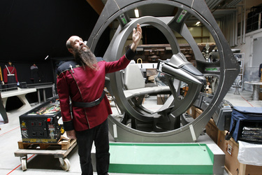 Martin Netter vor einem Suliban Raumschiff aus 'Star Trek: Enterprise'