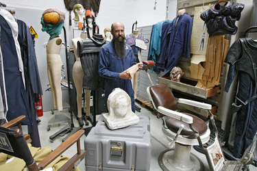 Martin Netter mit Möbelstücken und Utensilien aus dem Star Trek Make-up Department der Paramount Studios
