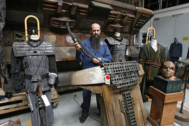 Martin Netter vor einer Klingonen-Konsole aus 'Star Trek: The Next Generation'