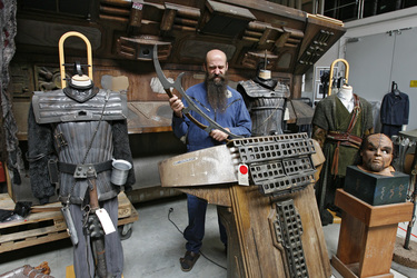 Martin Netter vor einer Klingonen-Konsole aus 'Star Trek: The Next Generation'