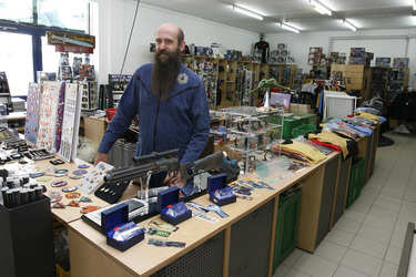 Martin netter in seinem Merchandise Shop im Filmwelt Center