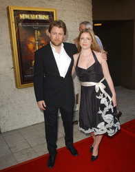 Mikael Hafström mit Begleitung