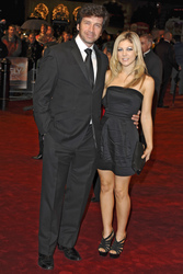 Nick Knowles mit Begleitung