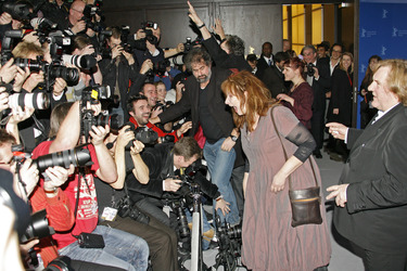 Gustave de Kervern, Benoit Delépine, Yolande Moreau, Miss Ming, Gérard Depardieu mit Fotografen