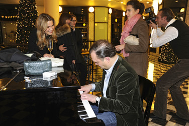 Alexander zu Schaumburg-Lippe (im Hitergrund Oscar Lauterbach mit Freundin Anna Corts)