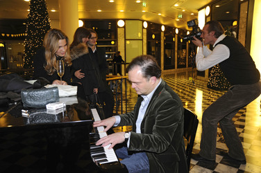 Alexander zu Schaumburg-Lippe (im Hitergrund Oscar Lauterbach mit Freundin Anna Corts)