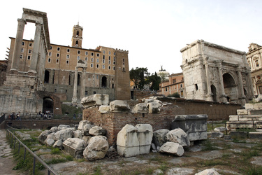 Tempio di Saturno / Tempel des Saturn und Arco di Settimio Severo / Septimius-Severus-Bogen