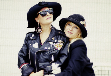 Photoshooting mit Voice of the Beehive in London