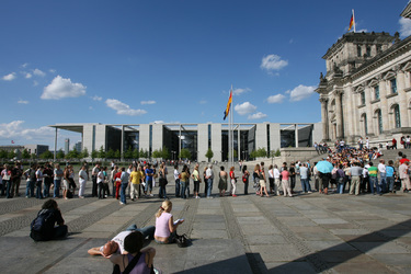 Besucherschlange vor dem Reichstag