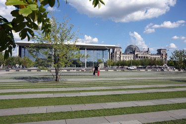 Paul-Löbe-Haus und Reichstagsgebäude