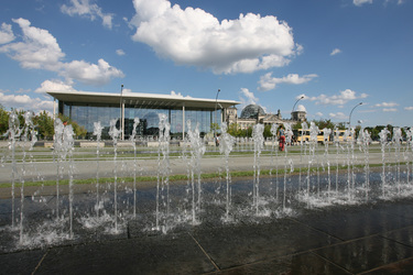 Paul-Löbe-Haus und Reichstagsgebäude