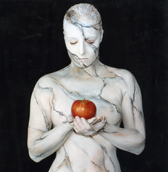 Statue mit Apfel / Statue with Apple