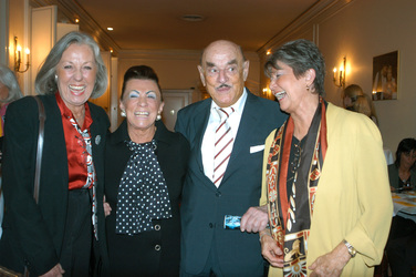 Roswitha Völz, Artur Brauner mit Ehefrau Therese Albert und Gast