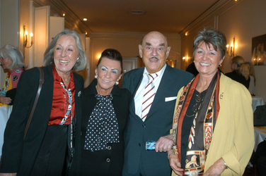 Roswitha Völz, Artur Brauner mit Ehefrau Therese Albert und Gast
