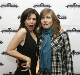 Leah Cairns, Nicki Clyne