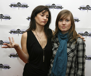 Leah Cairns, Nicki Clyne