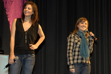 Leah Cairns, Nicki Clyne