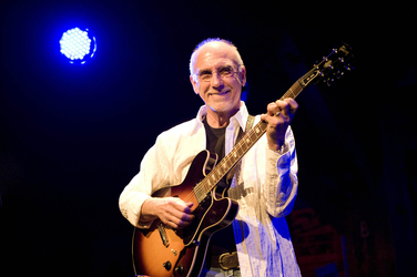 Larry Carlton