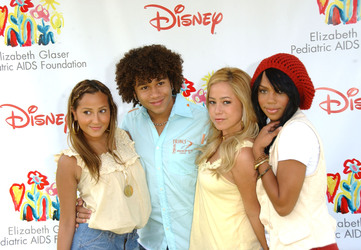 Corbin Bleu mit den Cheetah Girls