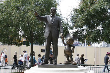 Statue von Walt Disney und Mickey Mouse
