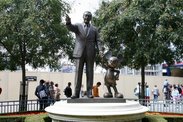 Statue von Walt Disney und Mickey Mouse