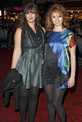 Clemmie Dugdale mit Begleitung