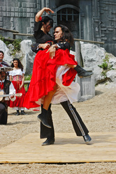 Clara Velez, Anderson Farah