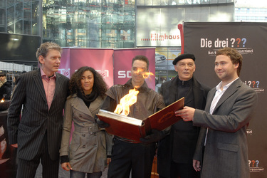 Sytze Van Der Laan, Naima Sebe, Feuerschlucker, James Faulkner, Florian Baxmeyer