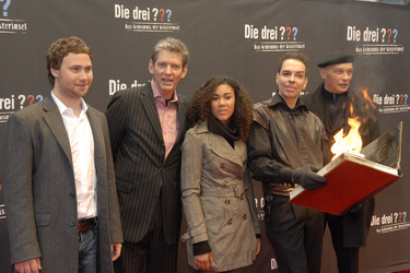 Florian Baxmeyer, Sytze Van Der Laan, Naima Sebe, Feuerschlucker, James Faulkner