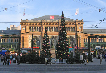Hauptbahnhof und Ernst-August-Denkmal