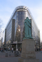 Schiller Denkmal vor Karstadt