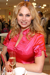 Christine Zierl / Dolly Dollar