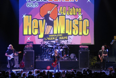 Suzi Quatro mit Band