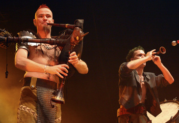 Yellow Pfeiffer / Boris Pfeiffer, Flex der Biegsame / Marco Zorzytzky