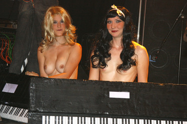 Assistentinnen von Keyboarder Alf