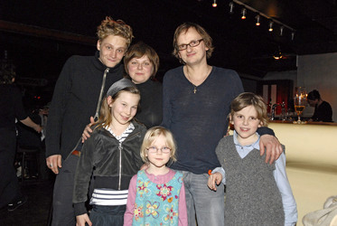 Matthias Schweighöfer, Zoe Mannhardt, Milan Peschel mit Ehefrau und Kindern Stasys und Sofia