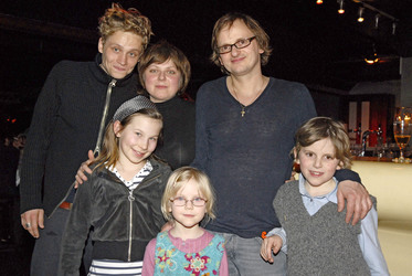 Matthias Schweighöfer, Zoe Mannhardt, Milan Peschel mit Ehefrau und Kindern Stasys und Sofia