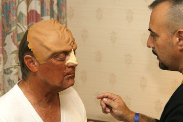 Robert O'Reilly mit Maskenbildner Keith Batt vom britischen Klingonen-Club 'Imperial Klingon Expeditionary Forces'