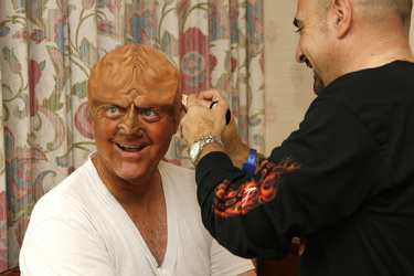 Robert O'Reilly mit Maskenbildner Keith Batt vom britischen Klingonen-Club 'Imperial Klingon Expeditionary Forces'